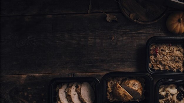 un recipiente de pollo y pollo con un cuchillo en él