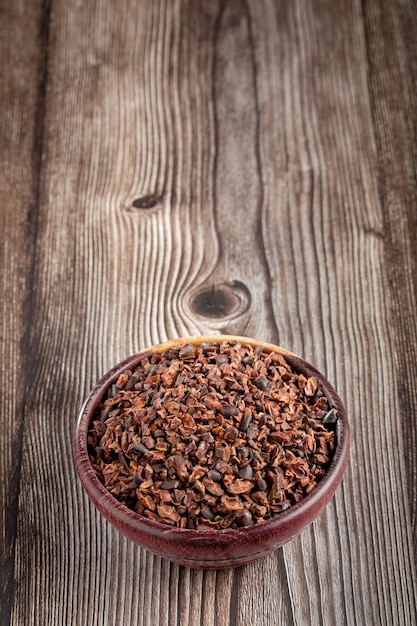 Recipiente con puntas de cacao sobre la mesa