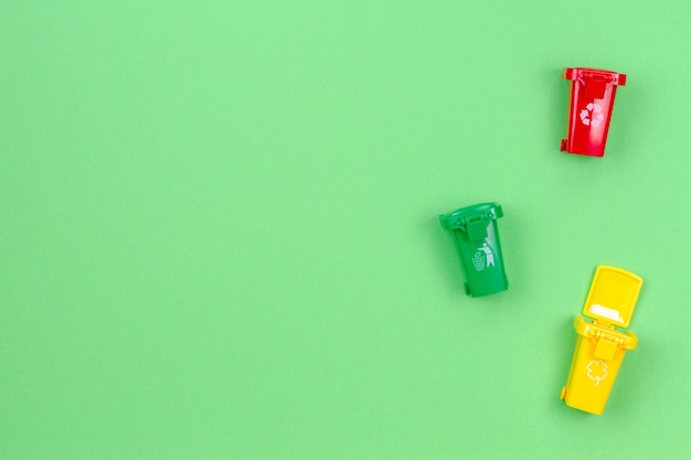 Recipiente de reciclaje pequeño de colores