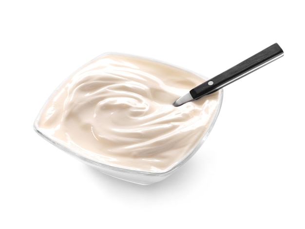 Recipiente con sabroso yogur en blanco