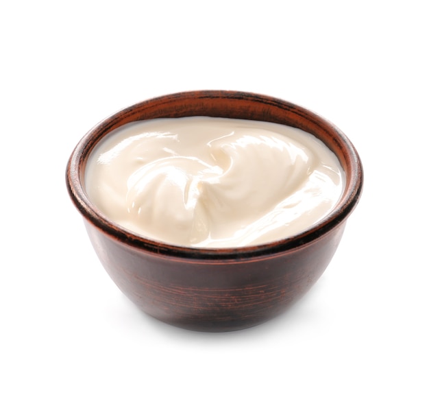 Recipiente con sabroso yogur en blanco