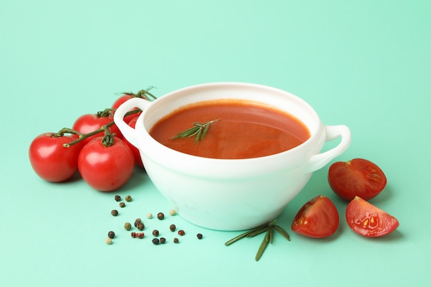 Recipiente con sopa de tomate e ingredientes a la menta