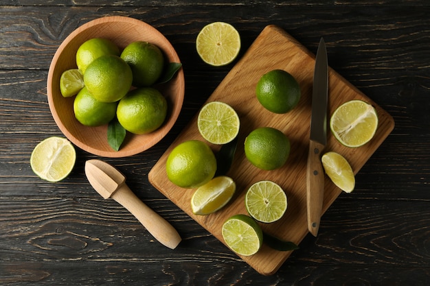 Recipiente y tablero con cal sobre fondo de madera, vista superior