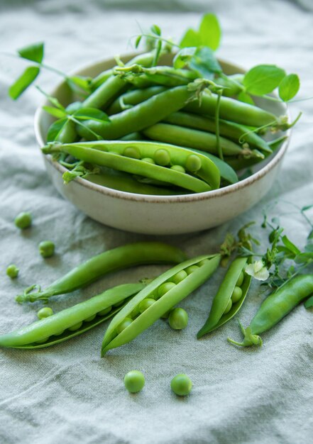 Recipiente con vainas de guisantes dulces