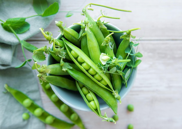 Recipiente con vainas de guisantes dulces