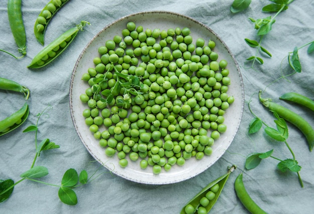 Recipiente con vainas de guisantes dulces