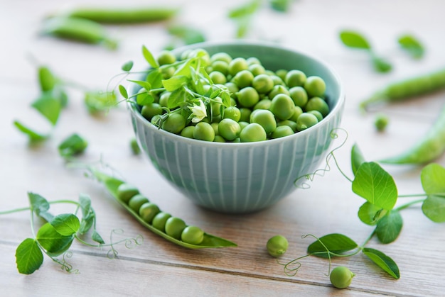 Recipiente con vainas de guisantes dulces