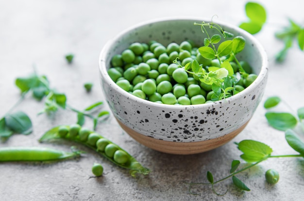 Recipiente con vainas de guisantes dulces