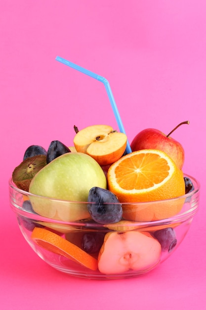 Recipiente de vidrio con frutas para dieta en rosa
