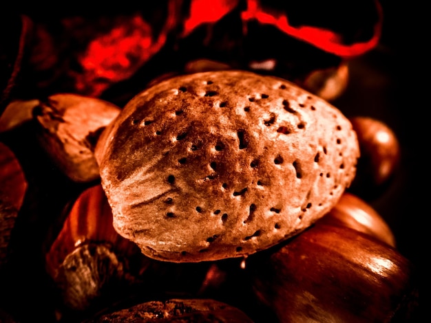 Un recipiente de vidrio lleno de nueces navideñas variadas.