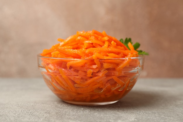 Recipiente de vidrio con sabrosa ensalada de zanahoria