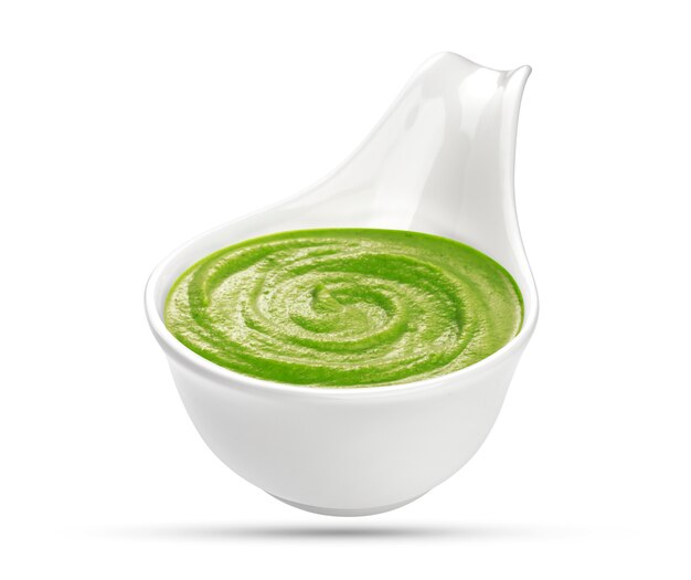 Recipiente con wasabi aislado en blanco