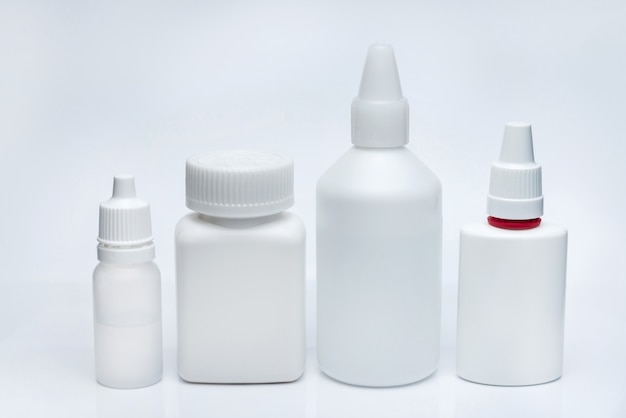 Recipientes brancos para medicamentos em um fundo branco