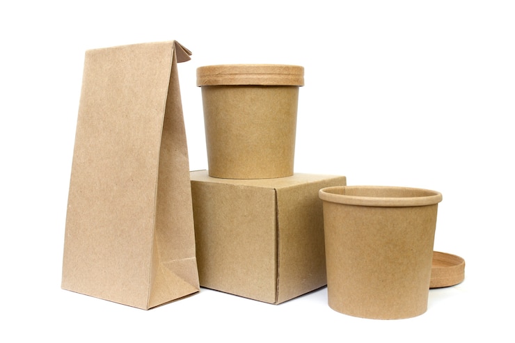 Foto recipientes de alimentos ecológicos isolados no fundo de comida de entrega de conceito de reciclagem branco