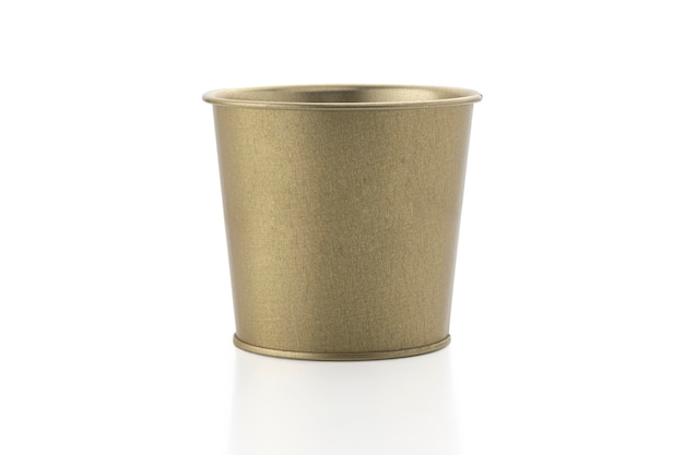 Foto recipientes de estanho redondos vazios dourados para embalagens de produtos isolados em fundo branco