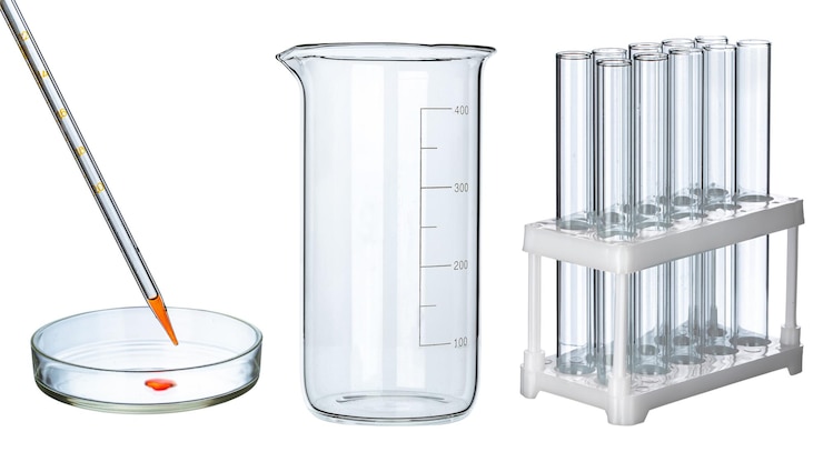 Foto recipientes de laboratório de vidro transparente vazio ou copos químicos no fundo branco
