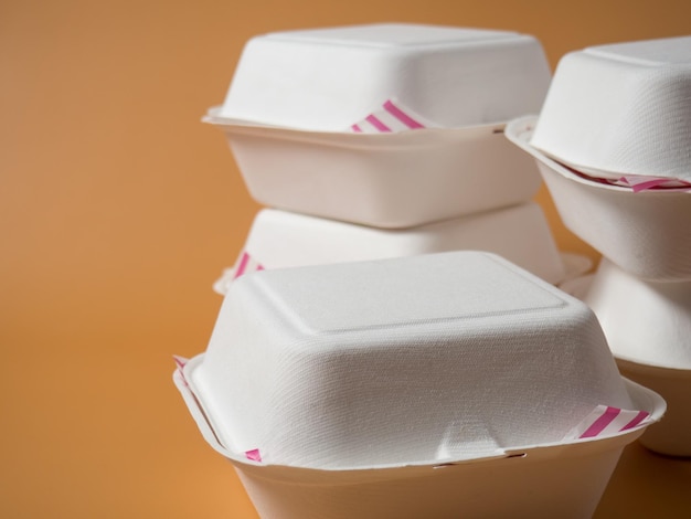 Foto recipientes de papel branco para embalagens ecológicas de hambúrgueres ou sobremesas