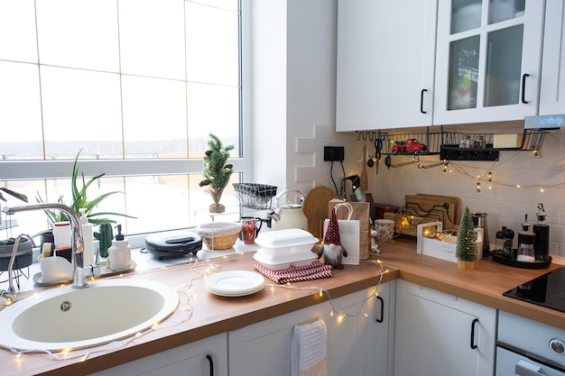 Recipientes de serviço de entrega de comida na mesa branca scandi cozinha festiva na decoração de natal véspera de ano novo economizando tempo com preguiça de cozinhar caixa de plástico descartável de pedido quente em maquete de luz de fada