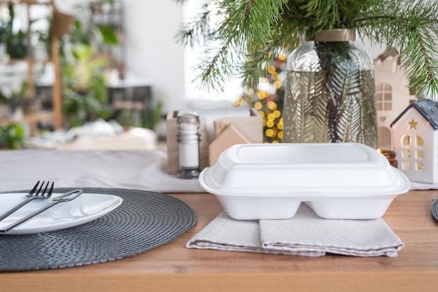 Recipientes de serviço de entrega de comida na mesa na cozinha branca servidos festivamente para a celebração do Natal e ano novo Economizando tempo pedido quente caixa de plástico descartável pacote de artesanato mock up