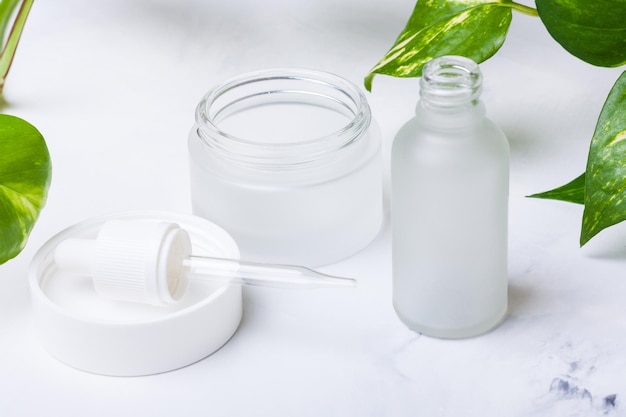 Recipientes de vidro branco para cosméticos orgânicos naturais