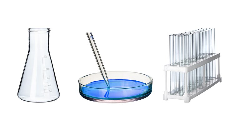 Recipientes de laboratorio de vidrio transparente vacíos con un vaso químico azul sobre fondo blanco