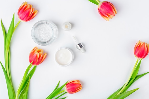 Recipientes para cuidados com a pele, remédios e produtos de beleza com creme e tulipa de soro