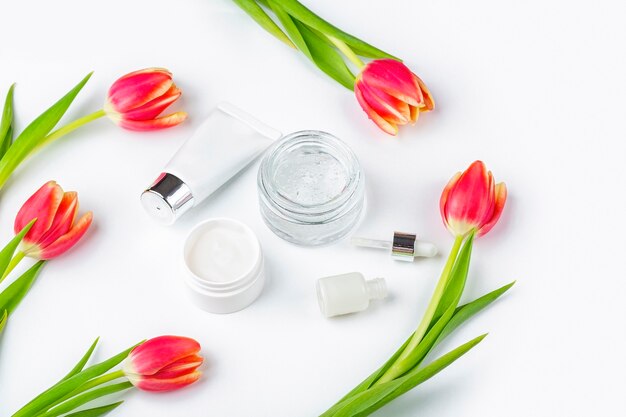 Recipientes para cuidados com a pele, remédios e produtos de beleza com creme e tulipa de soro