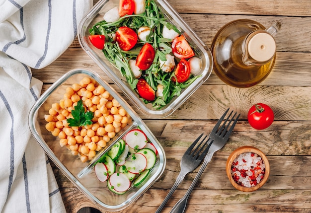 Recipientes para preparar comidas saludables con garbanzos y ensalada