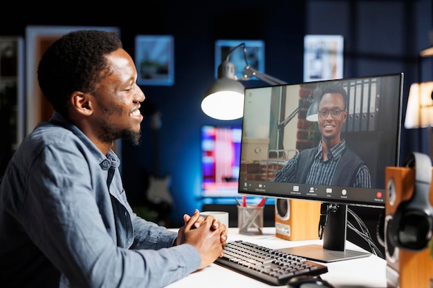 El reclutador de empleo hace preguntas en la entrevista en línea por videoconferencia