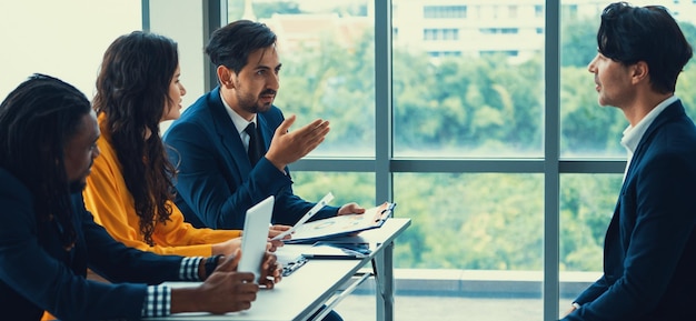 Reclutadores de diversidad entrevistan al candidato en la oficina brillante Un grupo de profesionales de recursos humanos explicando a un solicitante para un nuevo puesto haciendo una pregunta al entrevistado Intelectual