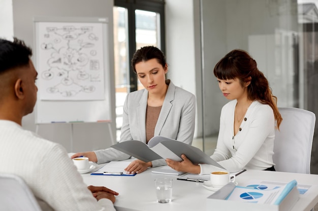 reclutadores que tienen una entrevista de trabajo con un empleado masculino