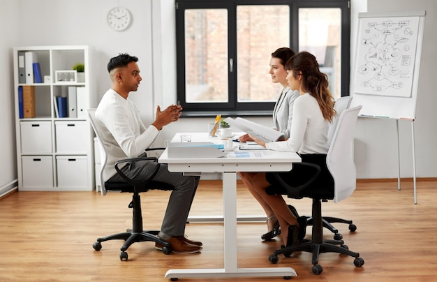 Foto reclutadores que tienen una entrevista de trabajo con un empleado masculino