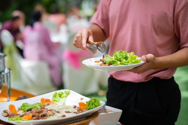 recoger la comida catering hora de la cena