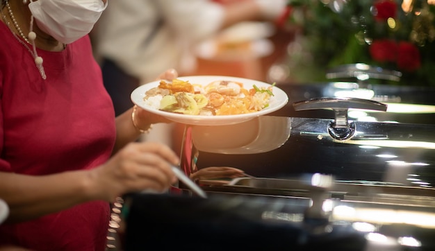 Foto recoger la comida catering hora de la cena