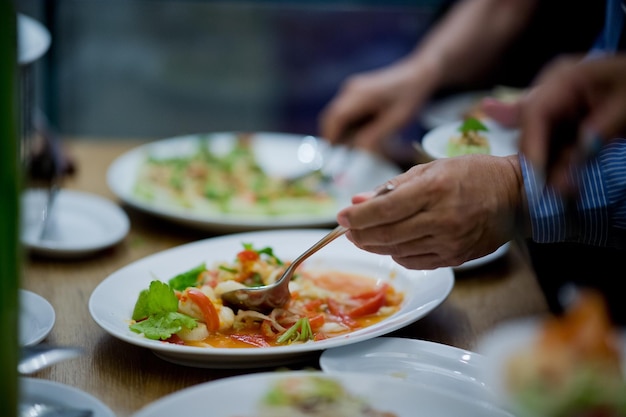 recoger la comida catering hora de la cena