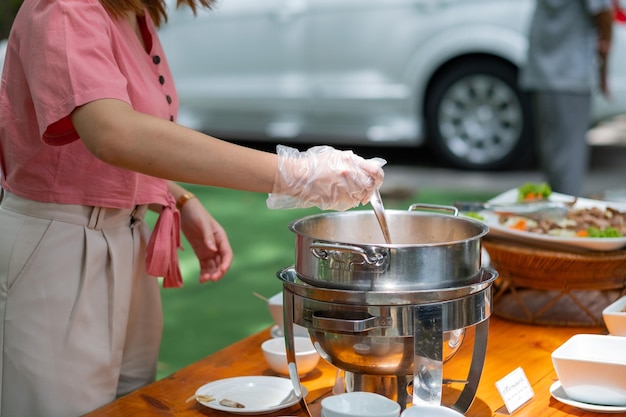 recoger la comida catering hora de la cena