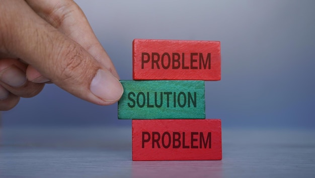 Recoger a mano el cubo de madera con el texto SOLUCIÓN Concepto de resolución de problemas