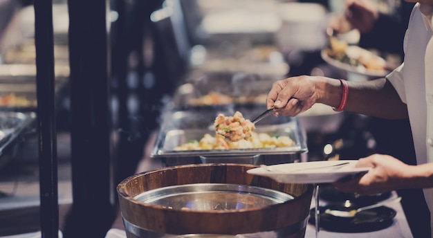 recogiendo la comida, comida buffet en el restaurante, catering