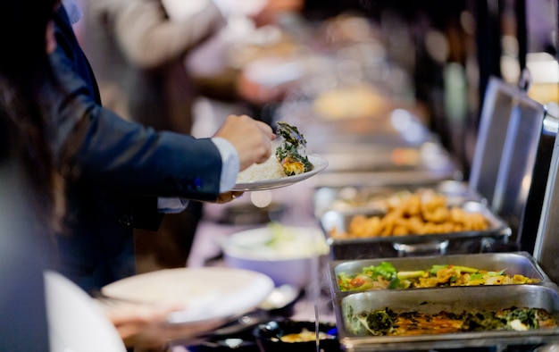 recogiendo la comida, comida buffet en el restaurante, catering