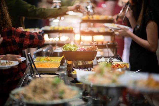 Recogiendo la comida hora de la cena de catering