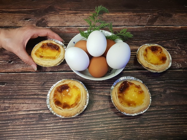 Recogiendo un pastel tradicional de portugal Los cakes de belem