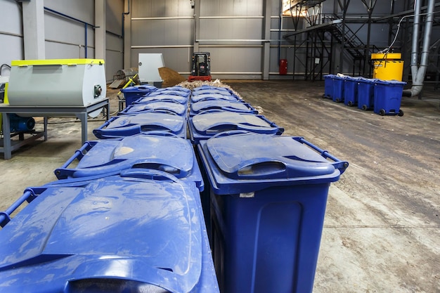 Recolección separada de basura Equipo para prensar material de clasificación de desechos para ser procesado en una moderna planta de reciclaje de desechos