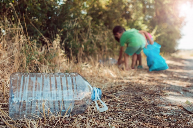 Recolectando basura en el parque