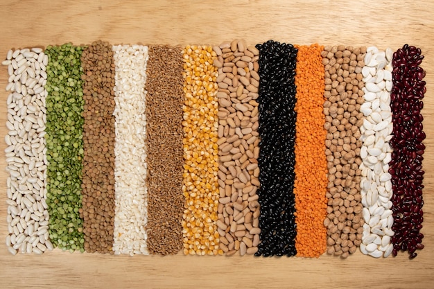 Foto recolha de diferentes variedades de cereais e sementes secas comestíveis. exemplos de fontes de fibra
