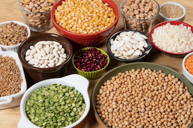 Recolha de diferentes variedades de cereais e sementes secas comestíveis. Exemplos de fontes de fibra