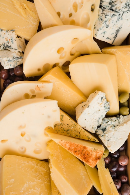 Recolha de fatias de queijo fresco com azeitonas