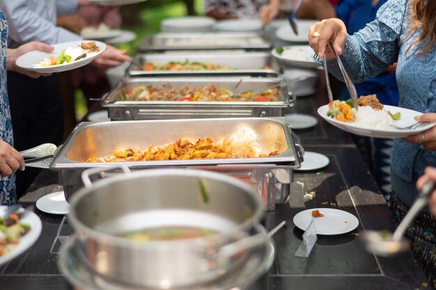 recolhendo a comida hora do jantar de catering