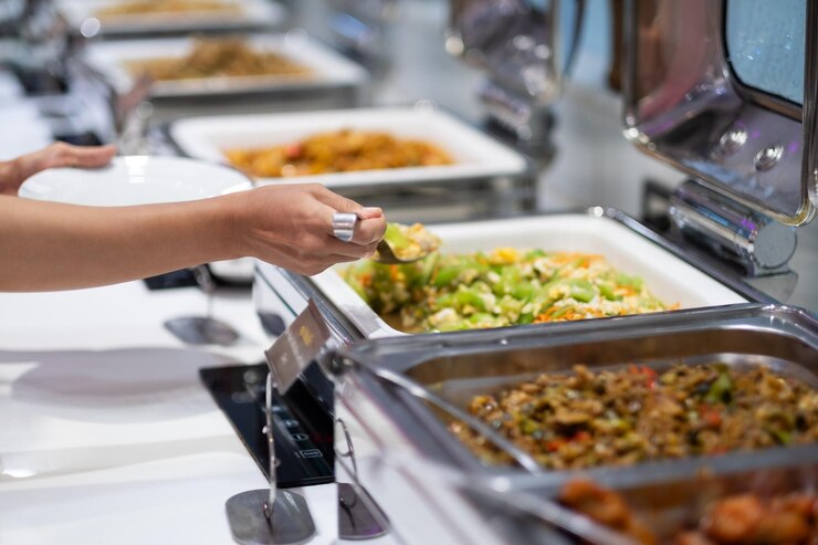 recolhendo a comida hora do jantar de catering