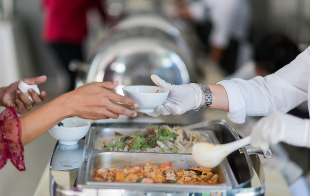 Recolhendo o jantar de catering de comida xA