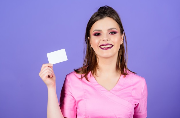 Recomendaciones de tratamiento médico Recetado por el médico Atención de la salud Educación médica Concepto de medicina Clínica privada Mujer bonita doctora usar uniforme Chica doctora tener espacio de copia de tarjeta de visita